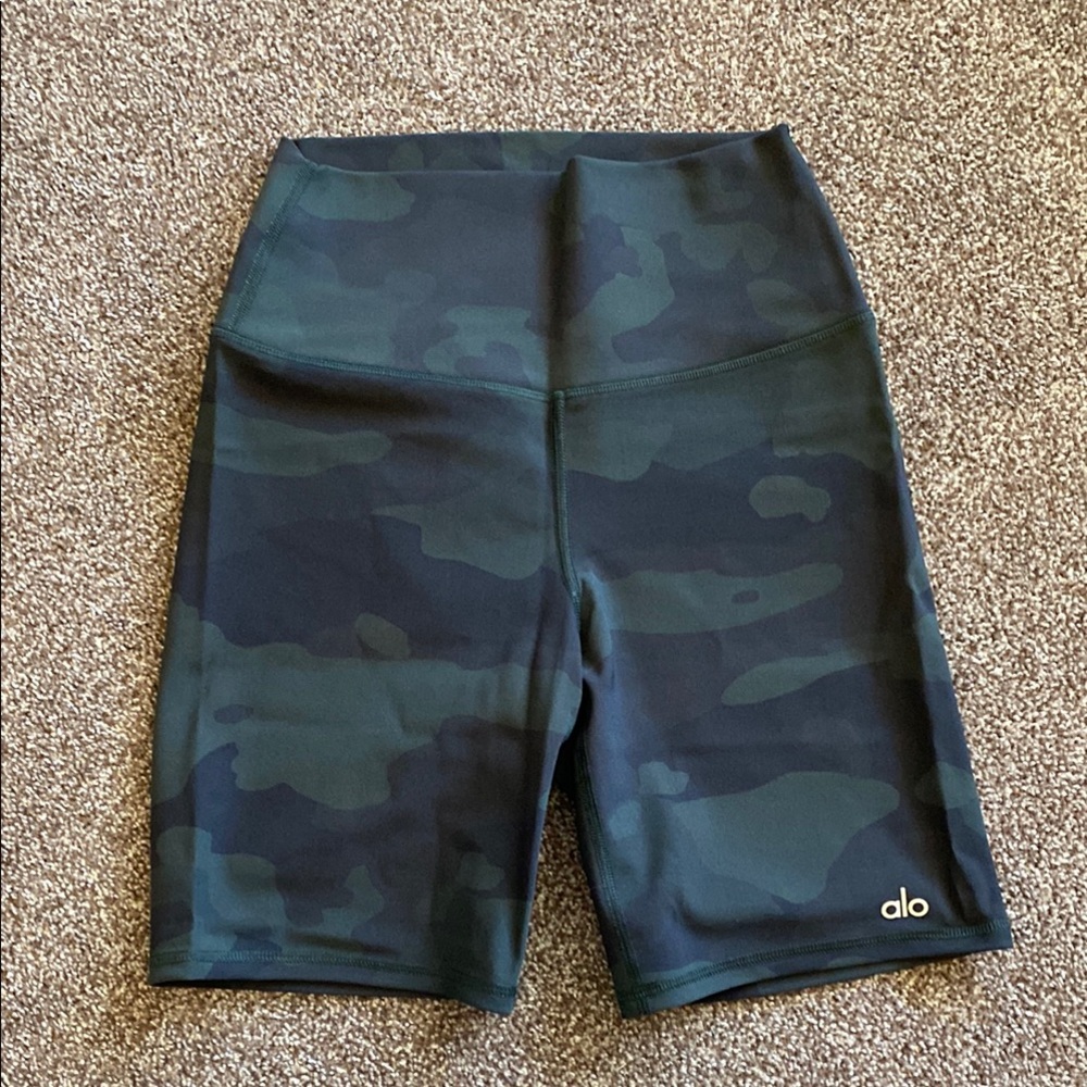 alo yoga camo biker shorts